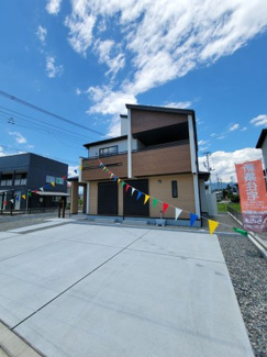 【前面道路含む現地写真】 | 勾配屋根がスタイリッシュな外観　建物完成済み　随時ご見学可能です。