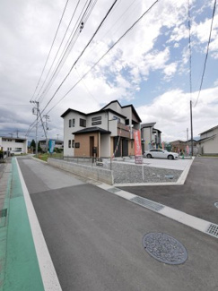 【前面道路含む現地写真】 | 外構工事も完了済み