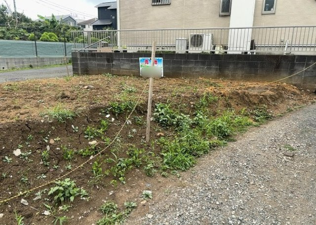 【外観】 | 土地の形が極端に長細かったり、狭小地、あるいは道路との高低差がある傾斜地だった場合、後々売ろうとしても買い手がつかない場合もあります。後々、売却することになった時に価値の下がらない土地を選びましょう。