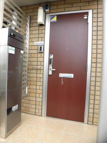 花笑み荘 A棟の玄関|A103 宅配ボックス付き玄関