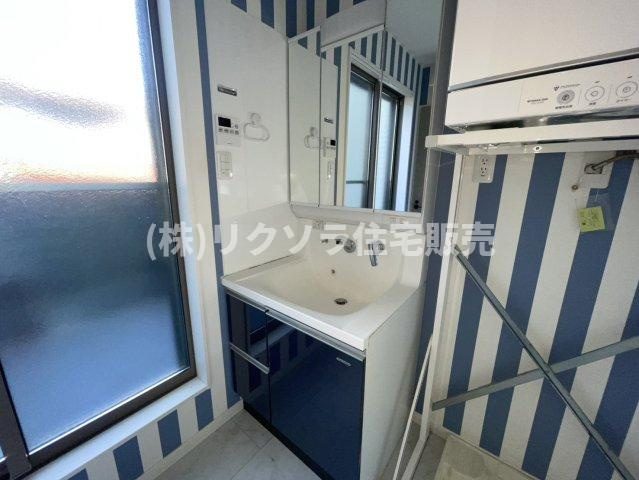 田口1丁目　中古一戸建ての独立洗面台|三面鏡付き独立洗面台
■物件内覧・資金計画相談・住宅ローン相談、リフォーム相談、お問合せ受付中■
※当日・翌日のご内覧、ご相談はお電話でのお問合せがスムーズです！