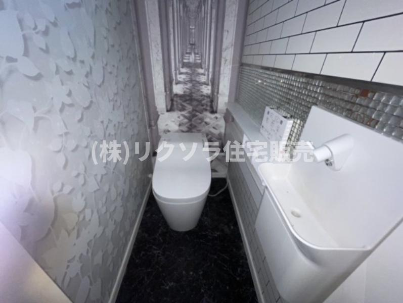 田口1丁目　中古一戸建てのトイレ|2階　タンクレストイレ　温水洗浄便座付き
■物件内覧・資金計画相談・住宅ローン相談、リフォーム相談、お問合せ受付中■
※当日・翌日のご内覧、ご相談はお電話でのお問合せがスムーズです！