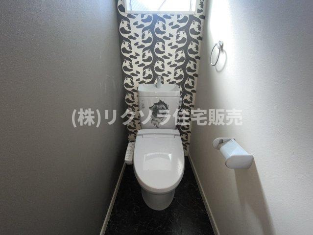 田口1丁目　中古一戸建ての内装|3階　トイレ　温水洗浄便座付き
■物件内覧・資金計画相談・住宅ローン相談、リフォーム相談、お問合せ受付中■
※当日・翌日のご内覧、ご相談はお電話でのお問合せがスムーズです！