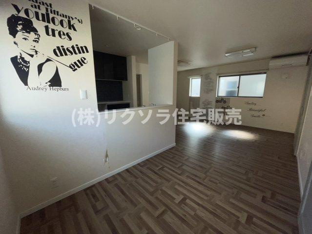 田口1丁目　中古一戸建ての居間・リビング|LDK18.0帖　床暖房付き
■物件内覧・資金計画相談・住宅ローン相談、リフォーム相談、お問合せ受付中■
※当日・翌日のご内覧、ご相談はお電話でのお問合せがスムーズです！