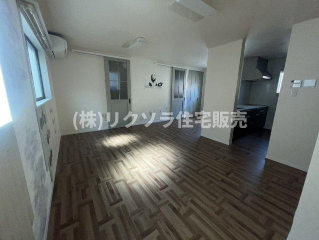 田口1丁目　中古一戸建ての居間・リビング|LDK18.0帖　床暖房付き
■物件内覧・資金計画相談・住宅ローン相談、リフォーム相談、お問合せ受付中■
※当日・翌日のご内覧、ご相談はお電話でのお問合せがスムーズです！