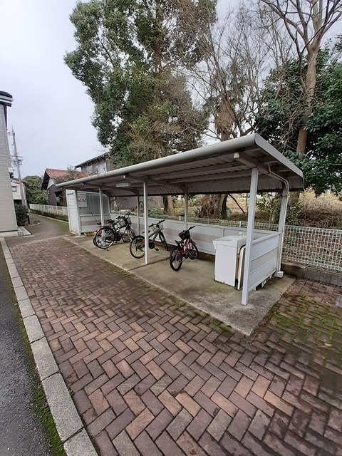 ア・ラ・モード　Ⅰのエントランス|屋根付きの駐輪場は無料です♪