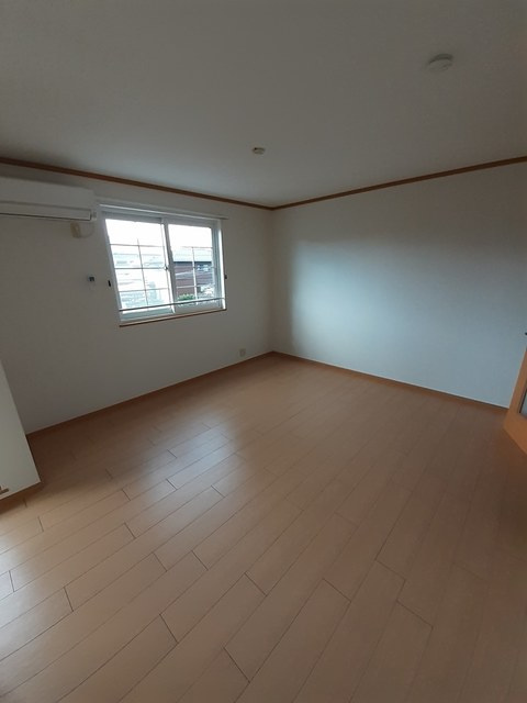 ア・ラ・モード　Ⅰの居間・リビング|日当たり良好なバルコニーがついています☆彡