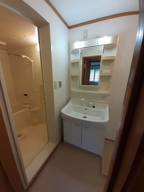 ア・ラ・モード　Ⅰの洗面所|シャワー付きの洗面台朝の準備も楽々です★