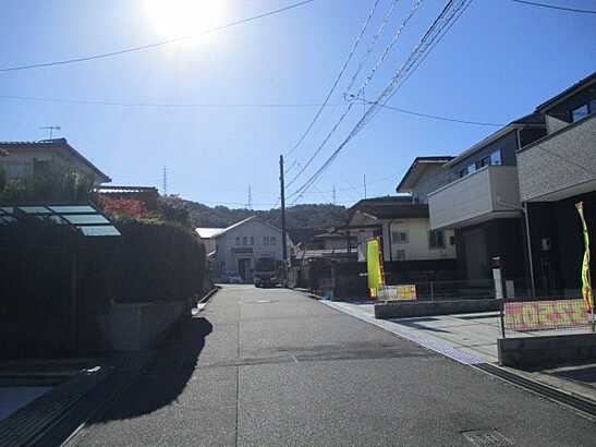 【前面道路含む現地写真】