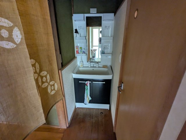 中古戸建　中里見町井ノ下の独立洗面台|小物類をすっきり整理できるポケット付き洗面台。忙しい身支度の時間も快適スムーズに整えられます。