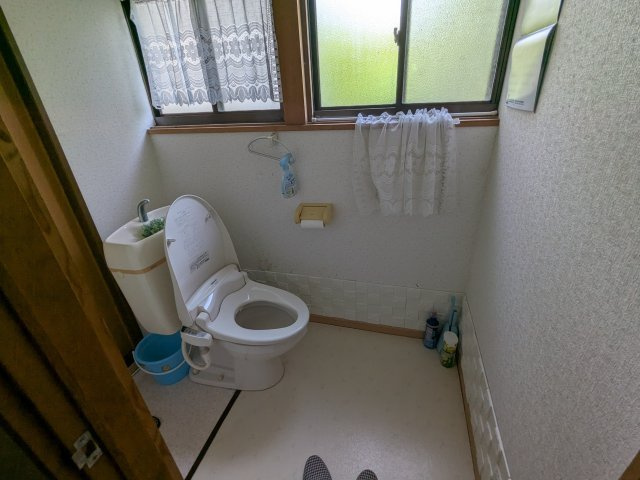 中古戸建　中里見町井ノ下のトイレ|自然光が入る明るい窓付きトイレ。手洗いボウルと温水洗浄便座を備えた清潔感あふれる空間です。
