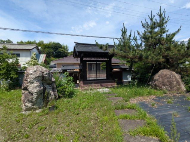 中古戸建　中里見町井ノ下のエントランス|お庭に配した巨石が目にも楽しめ、足元安心な渡石（飛び石）が玄関まで誘導してくれます。