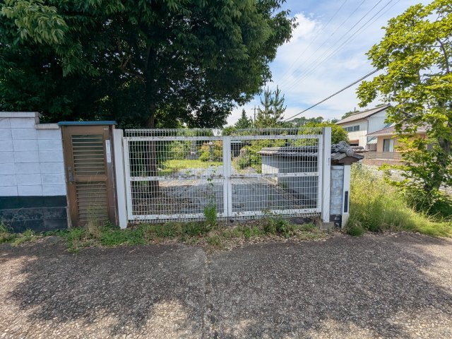 中古戸建　中里見町井ノ下の設備|緑に囲まれた広々とした敷地！門扉付きでプライバシーや防犯面にも配慮された開放的な環境です。