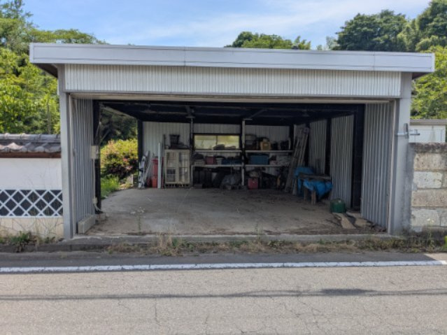 中古戸建　中里見町井ノ下の駐車場|物置としても重宝する屋根付きガレージ。愛車を雨風からしっかり守り、趣味の作業場としても活躍します。