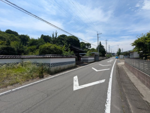 中古戸建　中里見町井ノ下の前面道路含む現地写真|敷地をしっかりと囲む外壁。