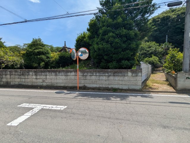 中古戸建　中里見町井ノ下の前面道路含む現地写真|カーブミラー設置で視界良好な前面道路。敷地周囲はブロック塀で囲まれ、防犯面でも安心感があります。