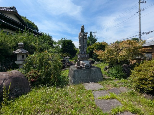 中古戸建　中里見町井ノ下の庭|観音像や石燈籠が佇む荘厳なお庭。豊かな緑と歴史ある風情が調和し、深く心癒やされる景観です。