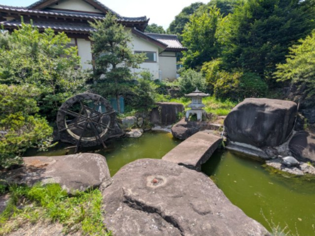 中古戸建　中里見町井ノ下の庭|金魚や鯉など、コンパクトな水槽もいいけれど、池で飼ってみたい…という方に！