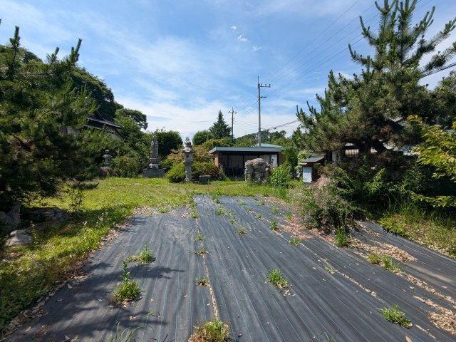 中古戸建　中里見町井ノ下の庭|青空と和の風情が調和する広々としたお庭。敷地がすっきりと整えられており、多目的にご活用いただけます。