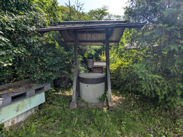 中古戸建　中里見町井ノ下のその他|屋根付きの井戸が佇む風情あるお庭。豊かな緑に囲まれた敷地内で、日本の伝統を感じられる空間です。