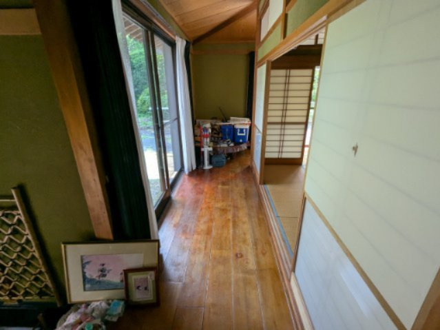 中古戸建　中里見町井ノ下のその他|直射日光や砂ほこりを防ぐ縁側付き。畳を綺麗に保ちつつ、ゆったりとした和の時間を愉しめます。
