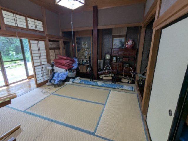 中古戸建　中里見町井ノ下の和室|床の間や掛け軸が映える重厚な和室。縁側から明るい光が差し込み、心を落ち着かせる寛ぎの空間です。