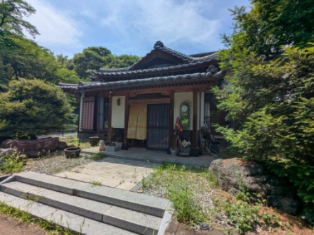 中古戸建　中里見町井ノ下の外観|緑豊かな庭園に囲まれた風情ある和風建築。重厚感のある瓦屋根と木の温もりが心を和ませる木造住宅です。