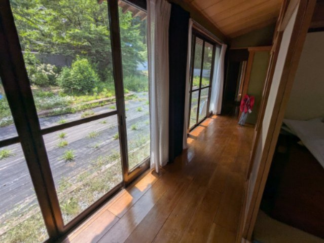 中古戸建　中里見町井ノ下のその他|大きな窓から豊かな緑を望む陽当たりの良い縁側。開放感たっぷりの空間で、四季の移ろいを楽しめます。
