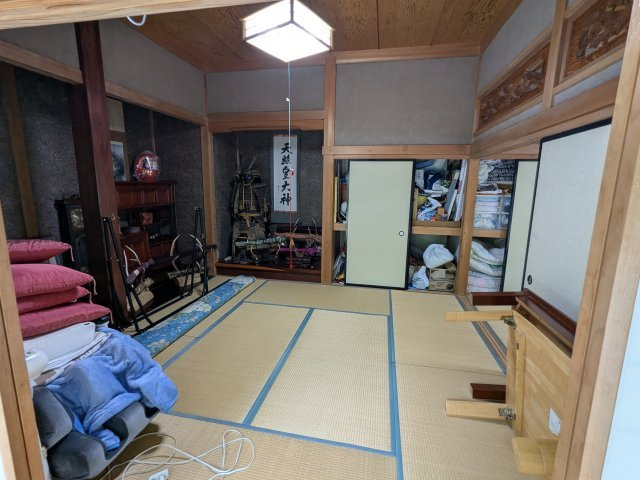 中古戸建　中里見町井ノ下の和室|彫刻が施された欄間と床の間を備えた本格和室。収納も豊富で、日本の伝統を感じながら快適に過ごせます。