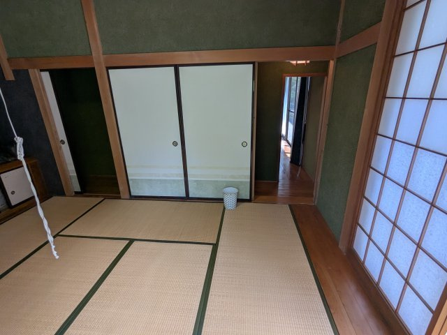 中古戸建　中里見町井ノ下の和室|襖で彩られた落ち着きある和室。板の間や障子からの柔らかい光が、心地よい日本の情景を創り出します。