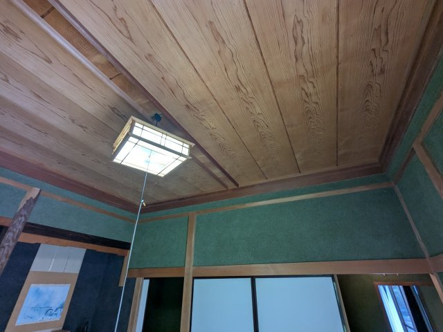 中古戸建　中里見町井ノ下の和室|美しい木目が目を惹く天面と和風照明。上質な木の温もりに包まれた、情緒あふれる趣のある空間です
