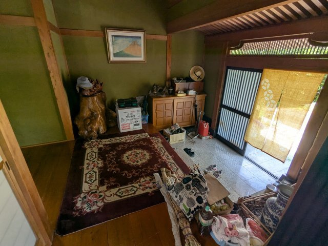 中古戸建　中里見町井ノ下の玄関|ゆとりのある広々とした玄関ホール。木の温もりと和の意匠が漂い、お客様を暖かく出迎えてくれます。