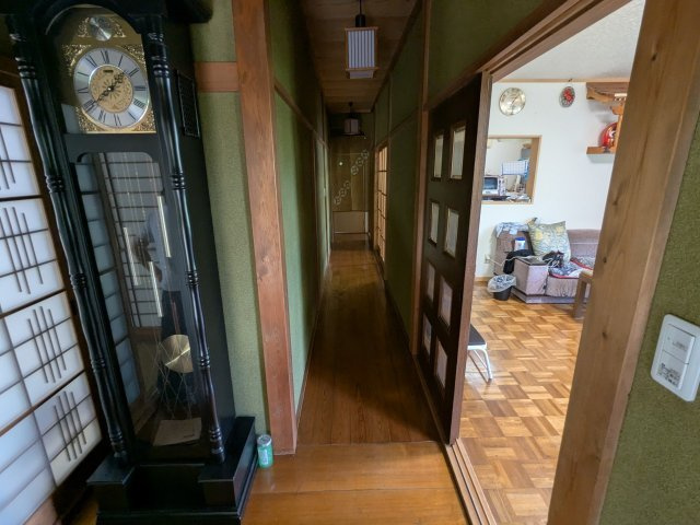 中古戸建　中里見町井ノ下のその他|柱時計が深みを添える重厚な廊下。木のぬくもりに包まれた通路は、和室と洋室をやさしくつなぎます。