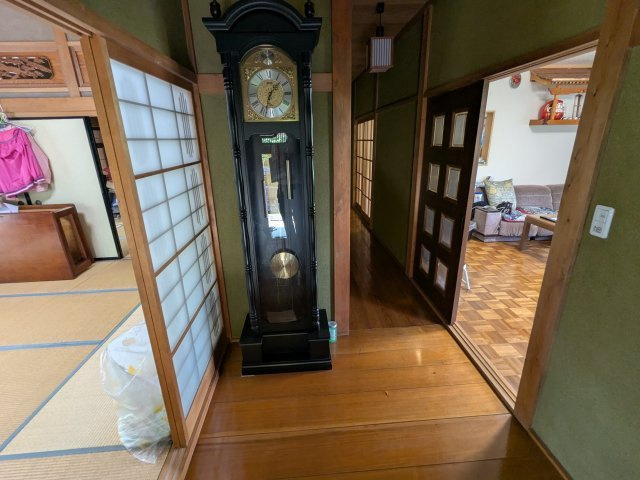 中古戸建　中里見町井ノ下のその他|クラシカルな大きな柱時計が目を惹く空間。和室と洋室をゆるやかにつなぐ、風情あふれる居心地の良い住まいです。