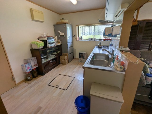中古戸建　中里見町井ノ下のキッチン|明るい採光窓が魅力のキッチン。作業スペースにゆとりがあり、毎日の料理を快適に楽しめます。