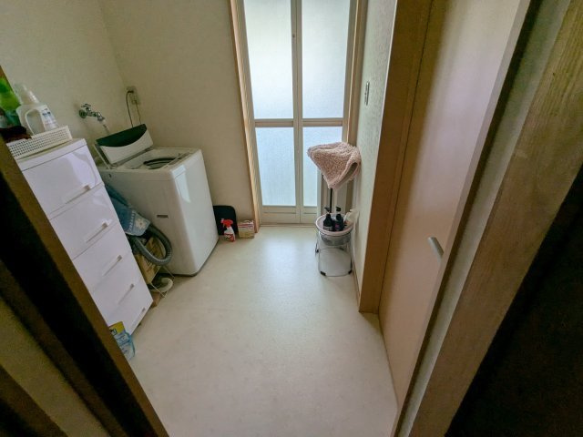 中古戸建　中里見町井ノ下の浴室|清潔感あふれる脱衣・洗面スペース。浴室へもスムーズに移動でき、毎日の家事を快適にサポートします。