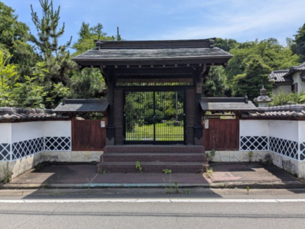 中古戸建　中里見町井ノ下のエントランス|家格を感じさせる門構えです。