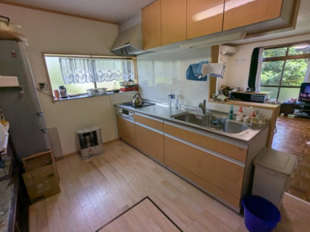中古戸建　中里見町井ノ下のキッチン|収納充実で使い勝手の良いシステムキッチン。窓から自然光が差し込み、快適にお料理が楽しめます。