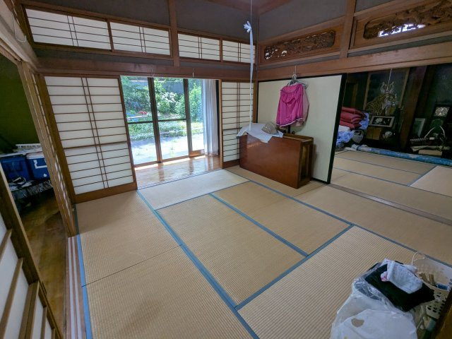 中古戸建　中里見町井ノ下の和室|伝統的な欄間や障子が味わい深い和室。縁側からは庭の緑を望め、落ち着いた時間をお過ごしいただけます。