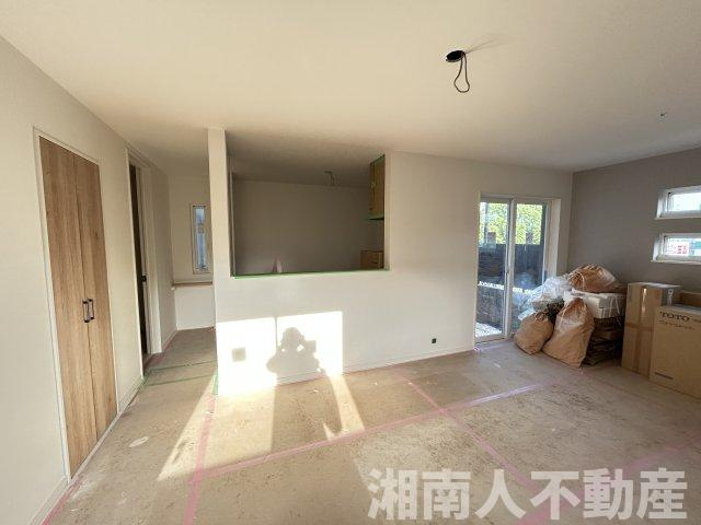 藤沢市石川２丁目５－２１新築戸建の居間・リビング|使いやすいリビングです