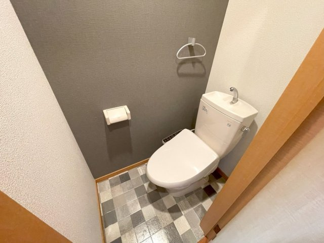 エスポワール【キャッシュバック対象物件】のトイレ|落ち着いた色調のトイレです