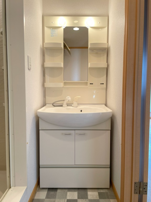 エスポワール【キャッシュバック対象物件】の独立洗面台|脱衣スペースもあります