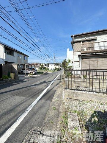 藤沢市城南３丁目３－２２戸建ての前面道路含む現地写真|前面道路含む現地写真です