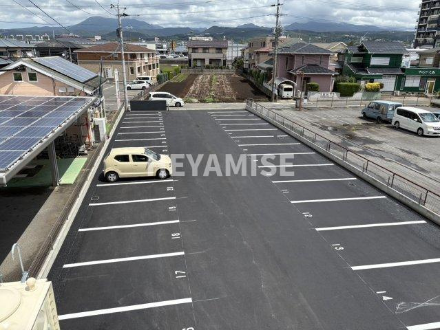 デ・クメール空港通りの駐車場