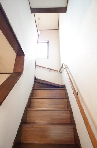 坂戸市泉町2丁目　中古戸建の内装|階段