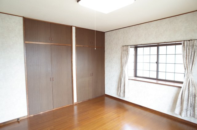 坂戸市泉町2丁目　中古戸建の収納|２階洋室（８帖）
