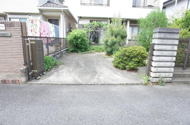 坂戸市泉町2丁目　中古戸建の駐車場
