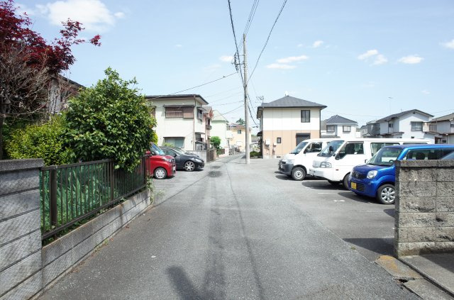 坂戸市泉町2丁目　中古戸建の前面道路含む現地写真|南側4ｍ公道に約10.5ｍ接道