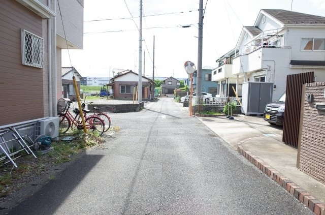 坂戸市泉町2丁目　中古戸建の前面道路含む現地写真|南側4ｍ公道に約10.5ｍ接道