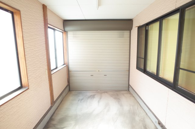 東松山市松山町1丁目　中古戸建（畑付き）の駐車場|ビルトイン倉庫